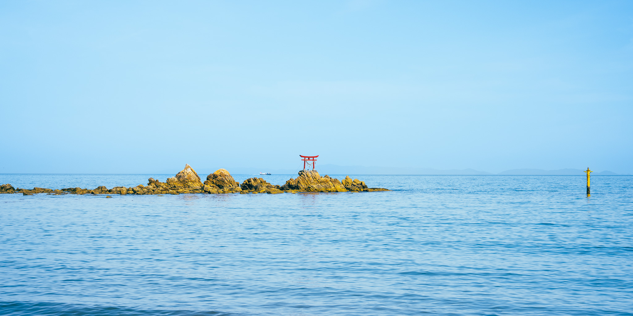 海に浮かぶ鳥居
